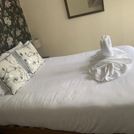 The Swan @ Stoford Hotel Exterior photo A bed with a duvet