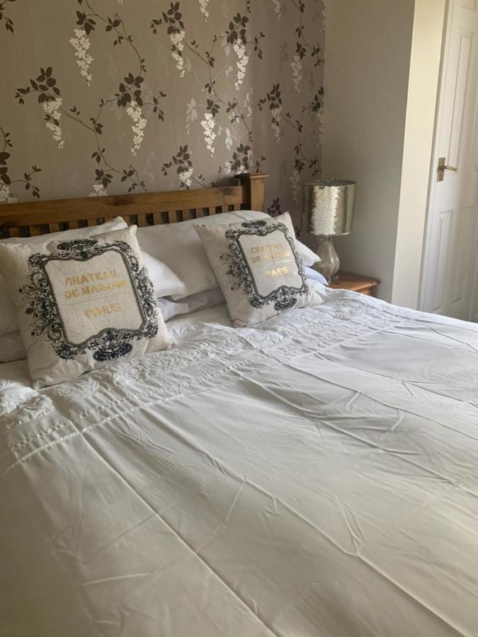 The Swan @ Stoford Hotel Exterior photo A bed with a duvet