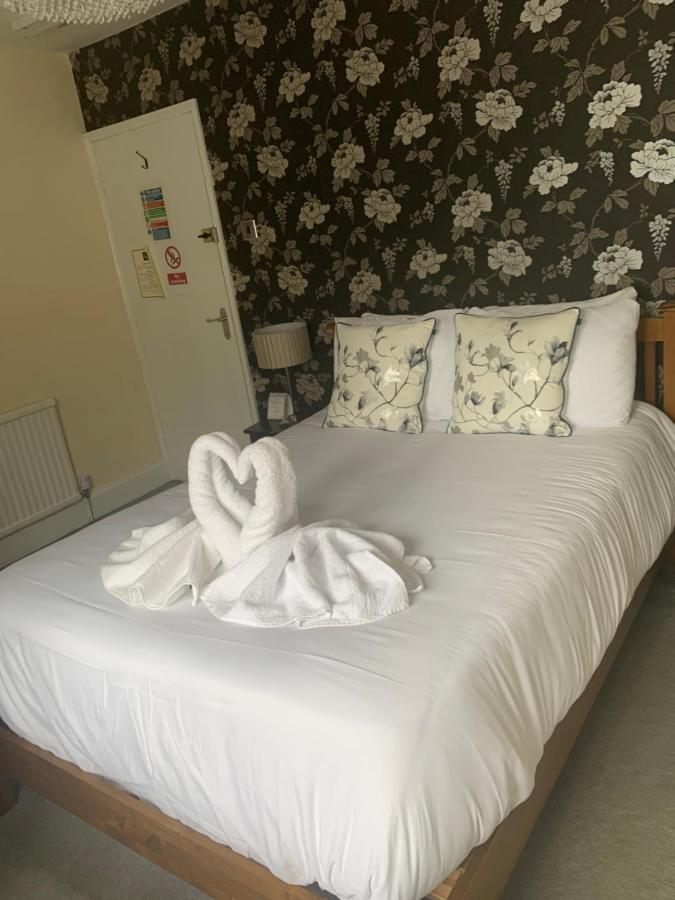 The Swan @ Stoford Hotel Exterior photo A bed with a towel swan