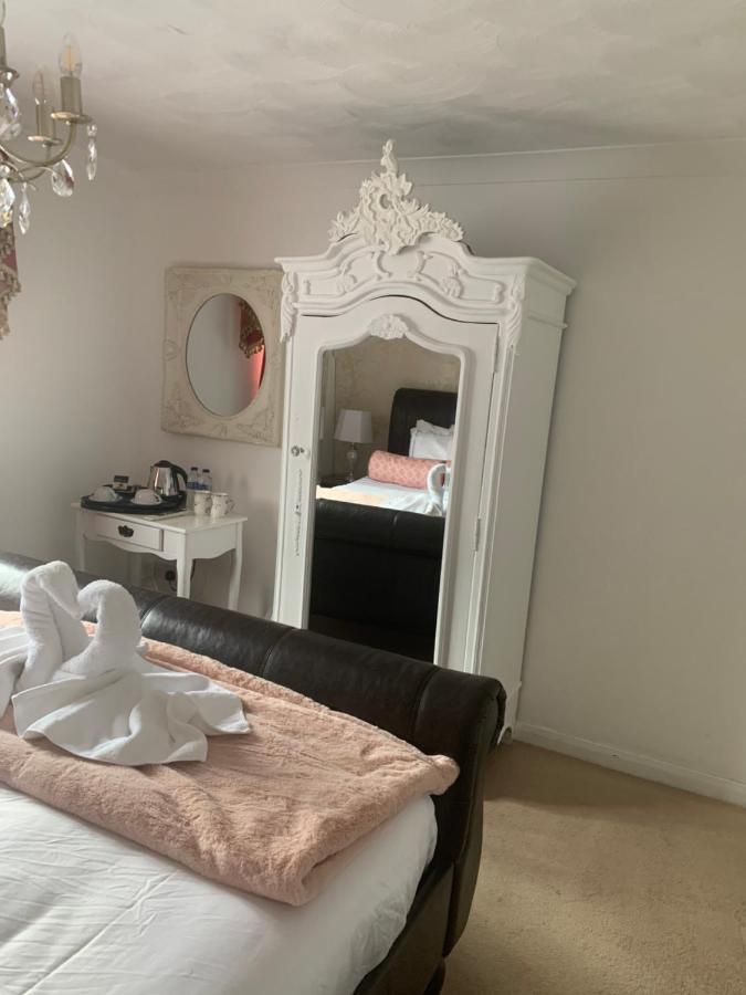 The Swan @ Stoford Hotel Exterior photo A mirrored armoire
