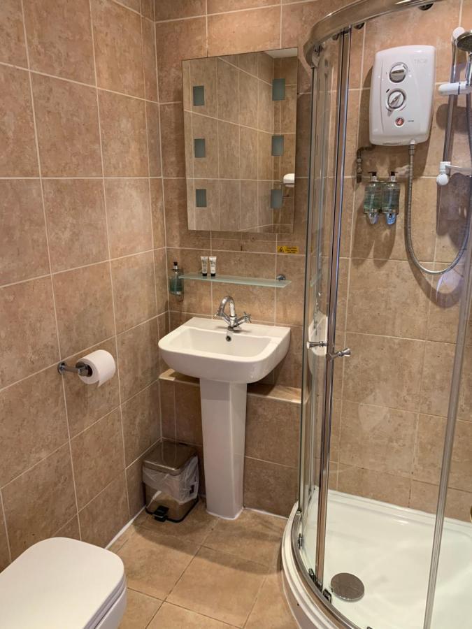 The Swan @ Stoford Hotel Exterior photo A shower cubicle